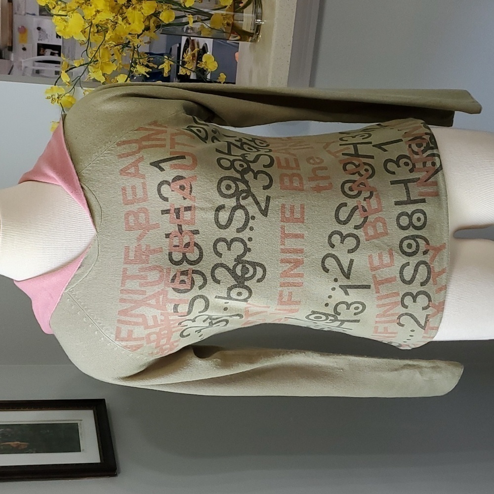 Hooded sweater. No tag..small great graphics. Long bell sleeves. Pink lining